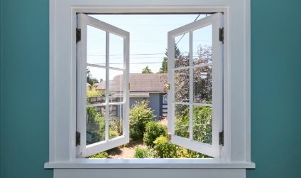 Zum Lüften geöffnetes Fenster